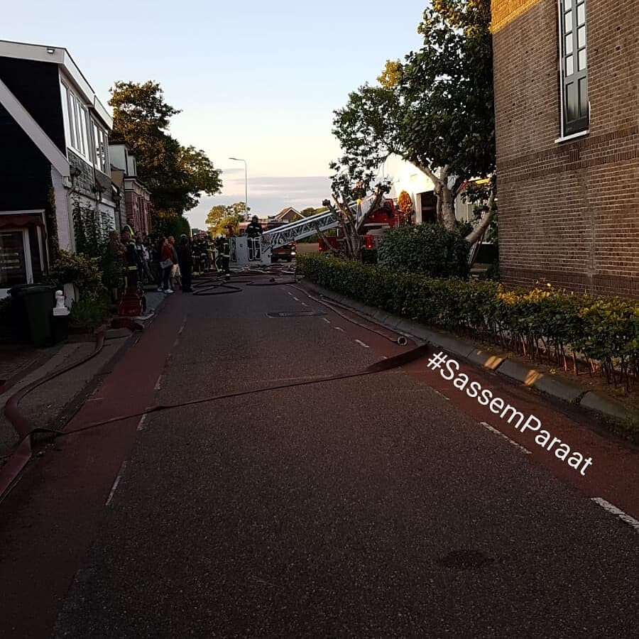 BrandweerSSM's tweet photo. De #brand aan de #Loosterweg #Voorhout is nog niet onder controle. Op dit moment wordt de #Cobra #coldcutter ingezet om een #offensieve #buitenaanval te doen. De #rook wordt in de omgeving gemonitord door een #meetploeg. #SassemParaat https://t.co/UaPvRz3YGp