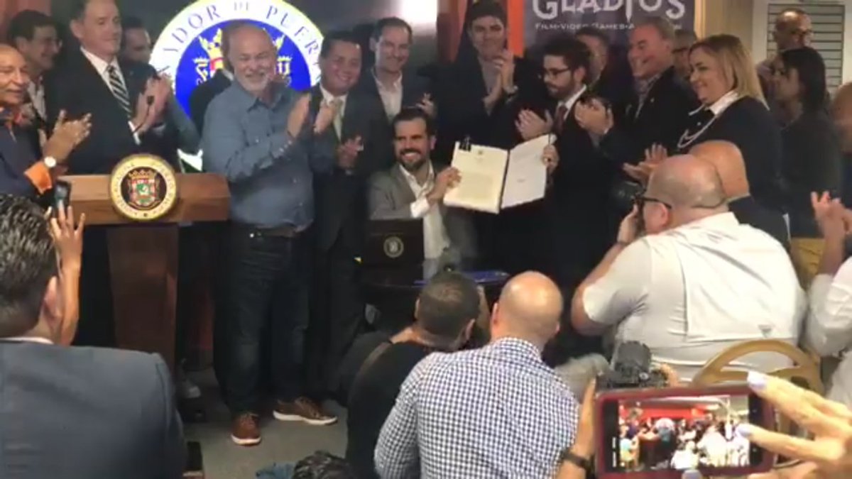 DDECPR's tweet photo. Ahora: @Sec_Laboy_DDEC acompaña al gobernador @ricardorossello en la firma de la Ley 60-2019, conocido como el Código de Incentivos de Puerto Rico, que establecerá un nuevo proceso transparente y eficiente otorgar y  fiscalizar de todos los incentivos que concede el Gobierno. https://t.co/ThFJNC3EGF