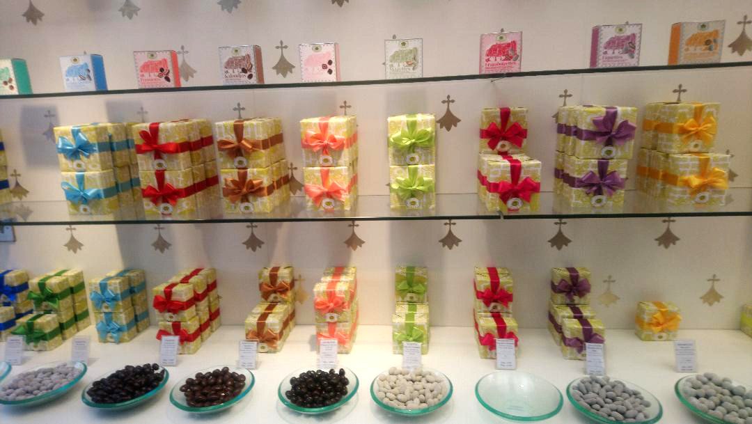 tania_vaviw's tweet photo. #NOUVEL Article @EnFranceAussi j'ai choisi la gourmandise comme péché capital @eimellelect merci à @DelphineDgn @TiphanyaBlog pr l'idée j déguste les @MAZETconfiseur  #praslines #Mazet 

https://t.co/yl8KwpwaQj https://t.co/PJdgiV8yFI