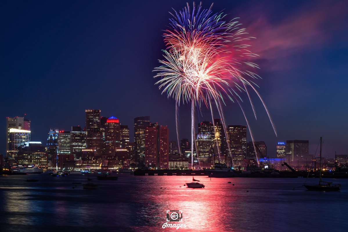 BostonTweet's tweet photo. Fireworks tonight! Tonight there will be fireworks over the Boston Harbor, along with a boat parade of lights, in celebration of Boston Harborfest. 9pm https://t.co/hIGvn1uX8t @BOSHarborfest

pic @617Images https://t.co/F70rlXgBdd
