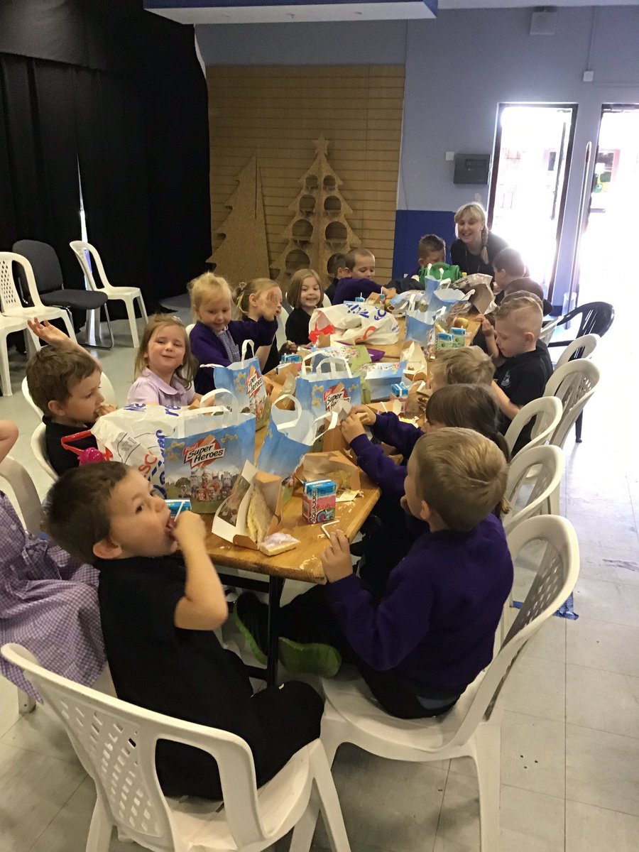 QuayEYFS's tweet image. Bugtopia Part 2.  Walking through the jungle trail 🦂🦎🐍🐌  Such a wonderful way of learning #eyesofwonder #whatcanyousee #ispyachattyparrot @QuayVP @QuayHead @QSenco