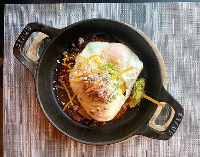 FoodsWithJudes's tweet photo. A delish, #healthy breakfast can make my day! This is the best huevos rancheros I’ve ever eaten! The yellow corn #tortilla was crisp, the red sauce was amazing, and the #eggs were cooked perfectly. What is your favorite #breakfast food? @IncredibleEggs #rdchat #LeanBodySmartLife https://t.co/2gB9SBploC