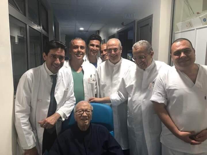 afefgharbitv's tweet photo. اول صور لرئيس الجمهورية #الباجي_قائد_السبسي السبسي وهو يغادر المستشفى العسكري رفقة طبيبه الخاص معز بالخوجة وأمير اللواء طبيب مصطفى الفرجاني المدير العام للصحة العسكرية وبقية الفريق الطبي.
#تونس #تونس_المزيانة #تونس_ربي_حاميها https://t.co/HFEP71etc0