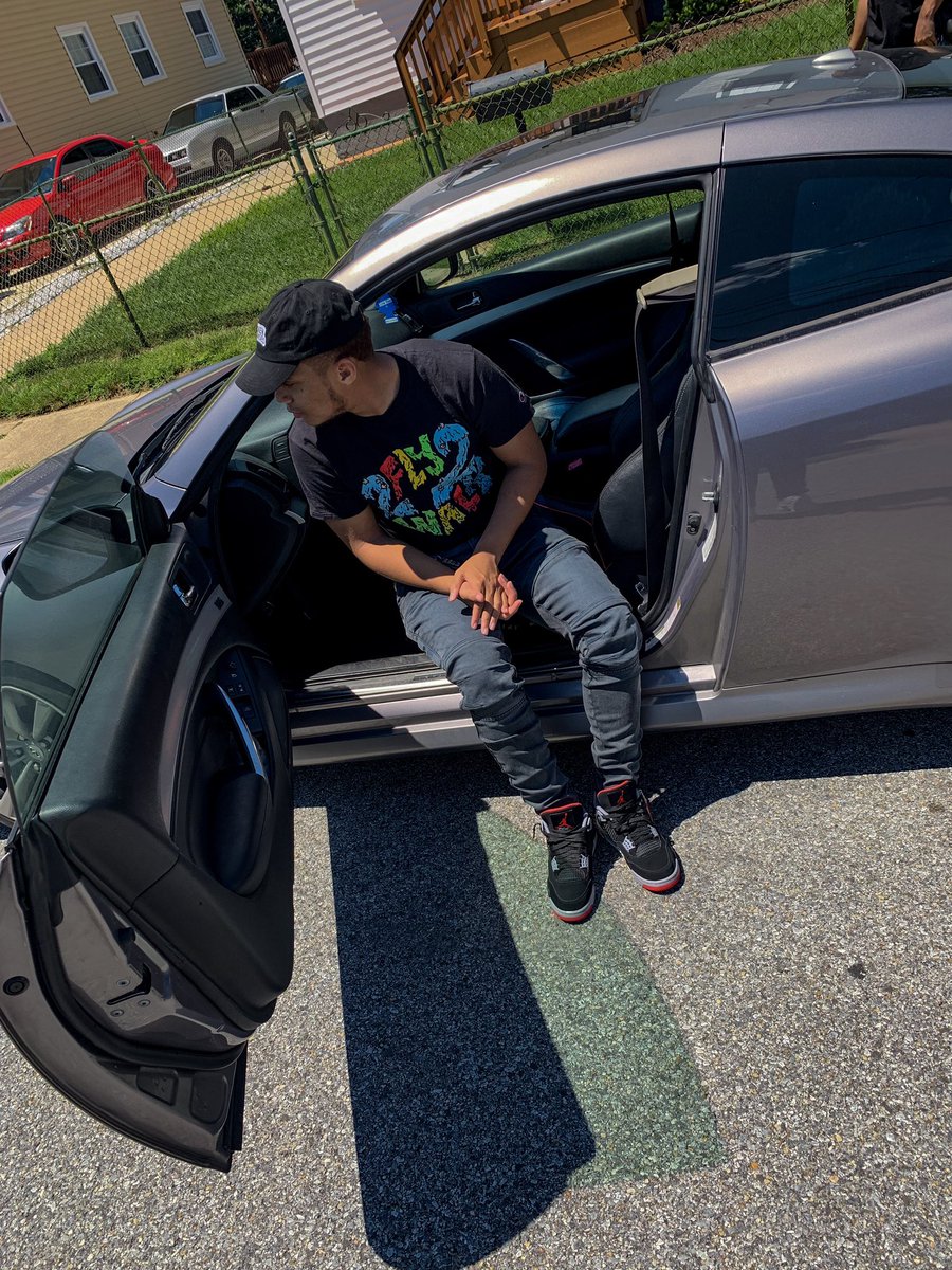 __Sweezy's tweet photo. #2fly2walk 💲 https://t.co/1ImC21icTy
