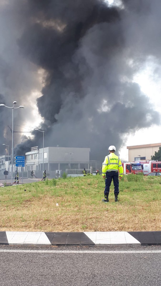 #Brendola #incendio i primi risultati delle analisi Arpav <a href="/RegioneVeneto/">Regione del Veneto</a> <a href="/SNPAmbiente/">SNPA</a> 
arpa.veneto.it/arpavinforma/c…