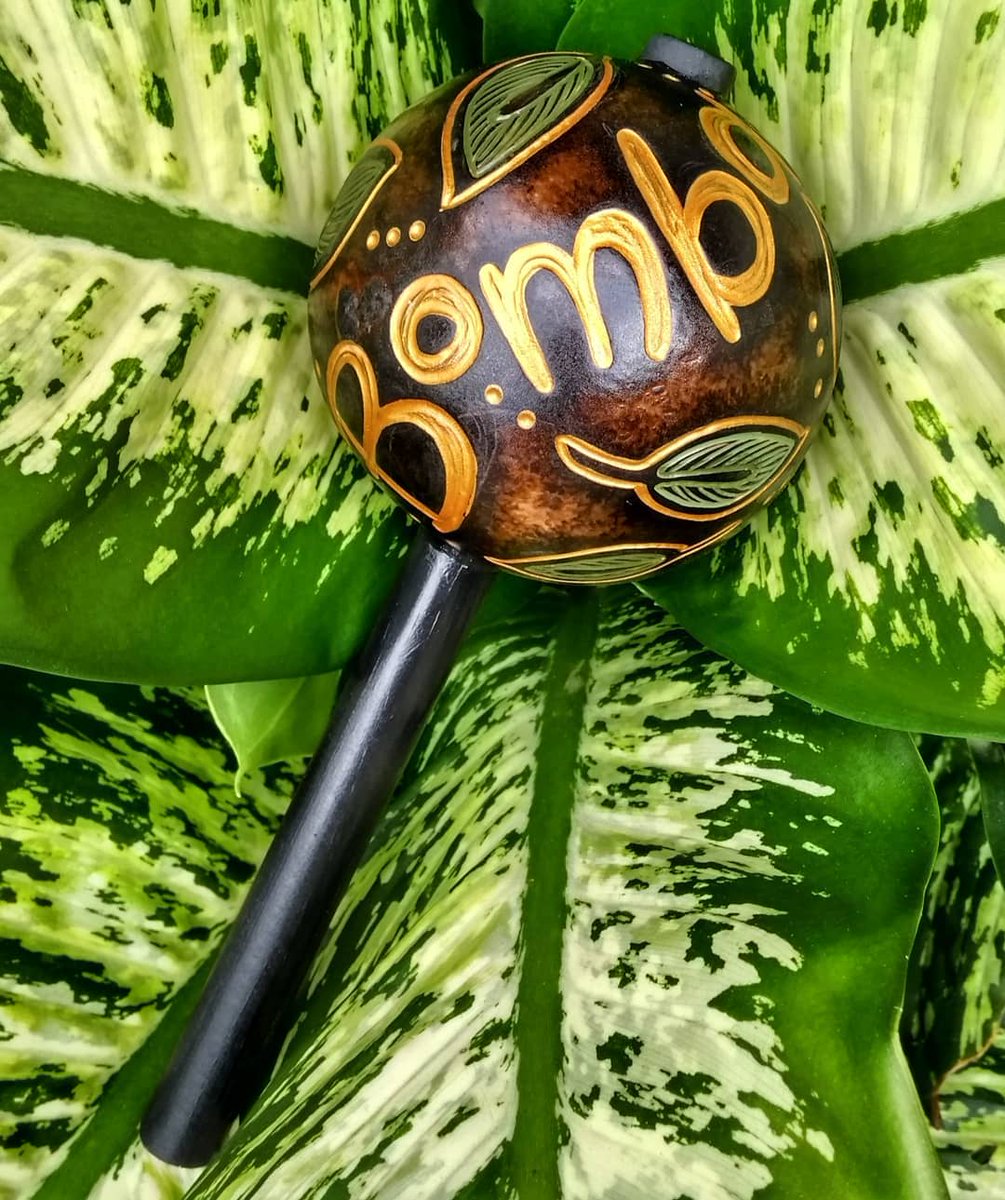 Maraca con grabado, pintura y terminaciones doradas con diseño de tambor de cuña, hojas y "Bomba"
#tallerkenuati #maracaskenuati #maraqueo #échalesemillaalamaracapaquesuene #higüera #grabado #grabadoenrelieve #benditalahigüera #benditamaraca #instrumentovegetal #unasolamaraca