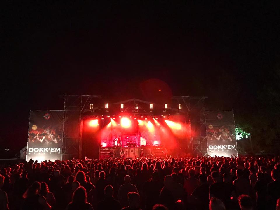 Let op: Dokk'em Open Air 2020 vindt plaats in een ander weekend dan eerder bekend is gemaakt. Dokk'em 2020 vindt plaats op donderdag 2, vrijdag 3 en zaterdag 4 juli 2020. Reeds gekochte early-bird-kaarten blijven geldig, maar inleveren kan ook. Excuses voor ons enthousiasme! 😉