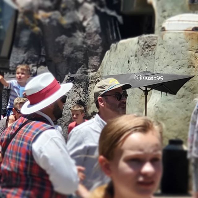jmuzic99's tweet image. You never know who you pass when on the planet #Batuu! Just walked past @jimmykimmel in #BlackSpireOutpost. #DisneyTime #DisneyFun #DisneyLife #JustGotHappier #AnnualPassholder #Jmuzic99 #Samsung #S10plus #StarWars #GalaxysEdge #SWGE ift.tt/32685IQ
