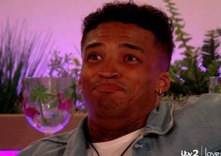 marisisapenguin's tweet photo. IAN LOW KEY DISSING DANNY CALLING HIM A TRAVEL AGENT I’M SCREAMING  #LoveIsland https://t.co/EvCWBxkRNk