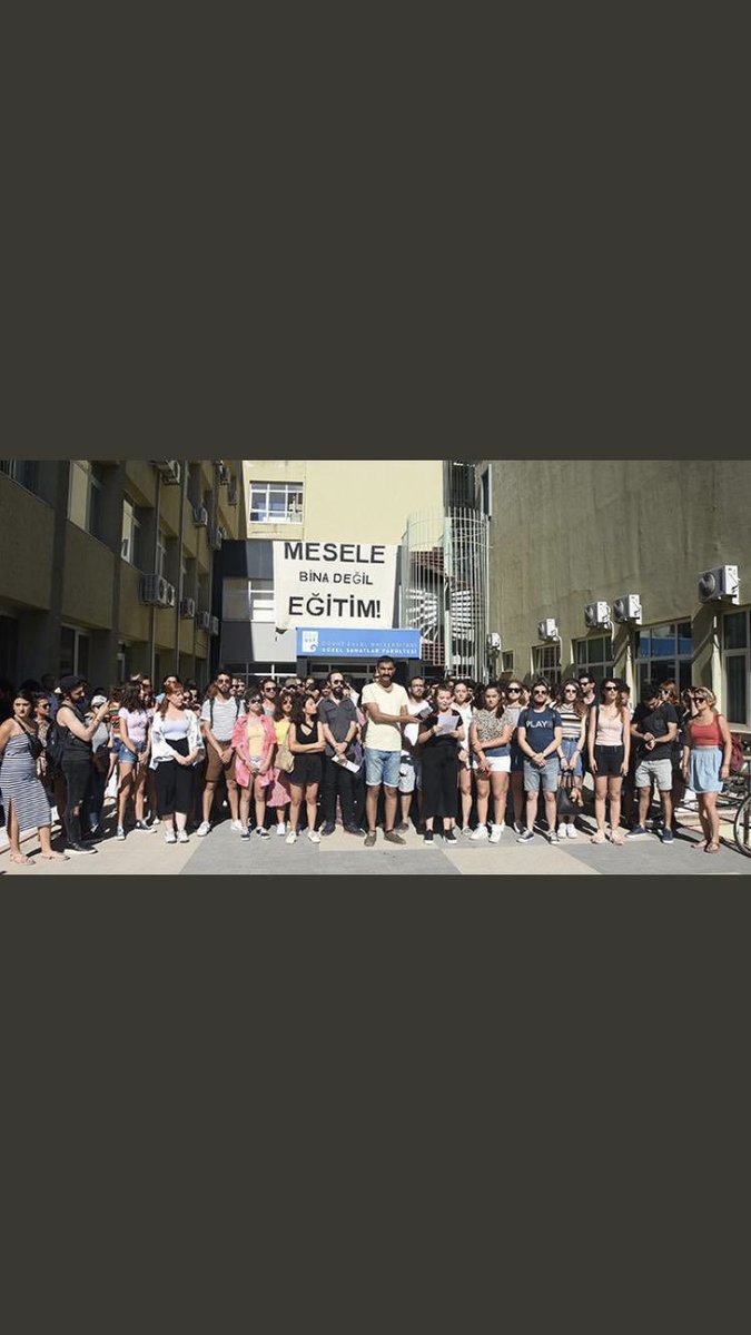 2002’de tanışma toplantımızı yaptığımızda inşaat halindeydi. 2004’de o sahneyi, stüdyoyu, kulisleri ilk dolduranlardanız biz. Arkadaşlarımız da bizim gibi sağlıklı ve huzurlu eğitim alsınlar istiyoruz. Özdemir Nutku Sahnesi’ni bizlere, tiyatroya bırakın. #deugsf