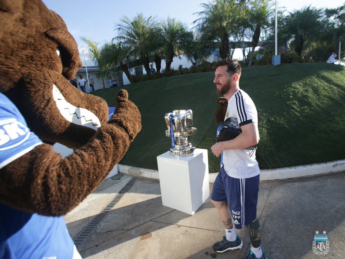 Argentina's tweet photo. #SelecciónMayor ¡Gracias @Cruzeiro por tan hermoso recibimiento en su casa! https://t.co/Q0jRcKSYi8