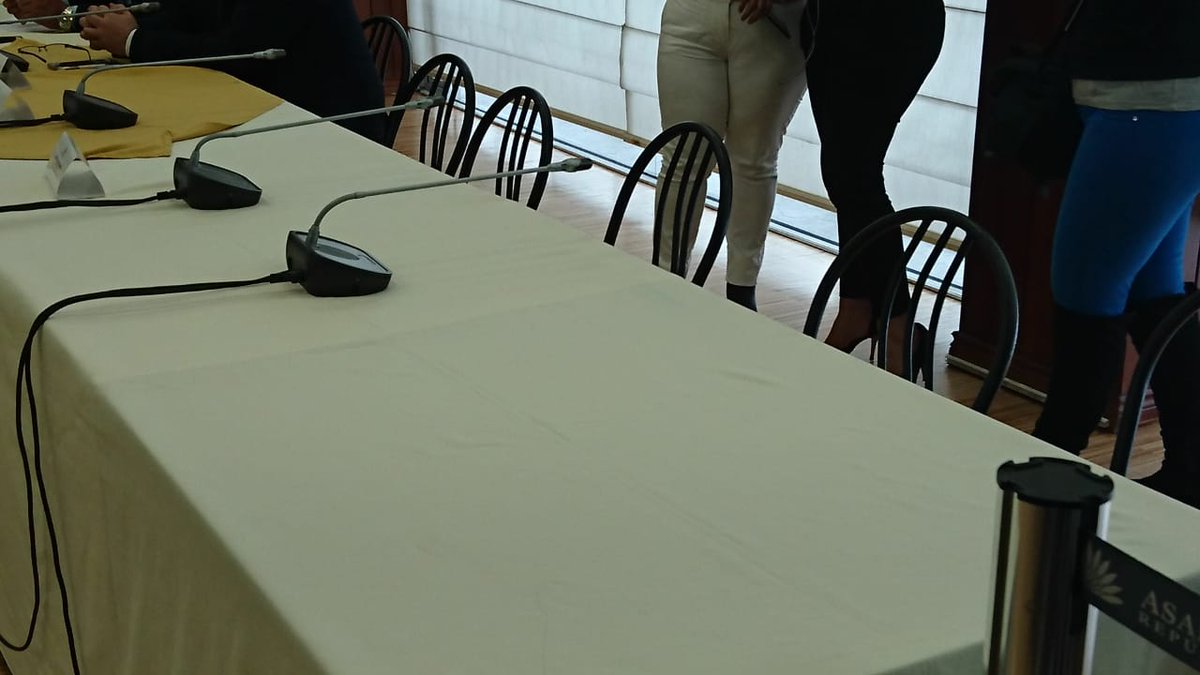 fabriciovelav's tweet photo. Esta Asamblea es un chiste!
Tras la pomposa resolución para investigar el caso "Arroz Verde", apenas 4 asambleístas llegaron a Comisión de Fiscalización, que debía sesionar a las 15h00. Tras 50 minutos sin quórum, no se pudo instalar formalmente, sino como "comisión general"! https://t.co/6uZHm2epDT