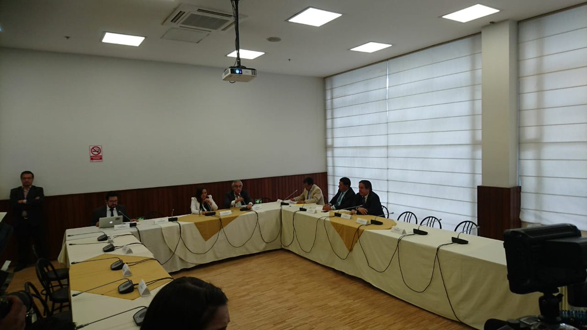 fabriciovelav's tweet photo. Esta Asamblea es un chiste!
Tras la pomposa resolución para investigar el caso "Arroz Verde", apenas 4 asambleístas llegaron a Comisión de Fiscalización, que debía sesionar a las 15h00. Tras 50 minutos sin quórum, no se pudo instalar formalmente, sino como "comisión general"! https://t.co/6uZHm2epDT