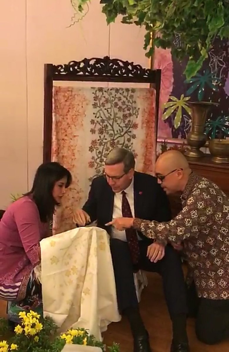 kakimimpi's tweet photo. H.E.@AmbMacArthur and Ambassador to @CanadaASEAN Kelly really "mark" the @Canada - #Indonesia friendship during #CanadaDay152 Reception by drawing batik #Kanada directly with special technique of #canthing
@TFaizasyah @gregoryelms @jokowi @JustinTrudeau
(2/5) https://t.co/hR8D0wtscT