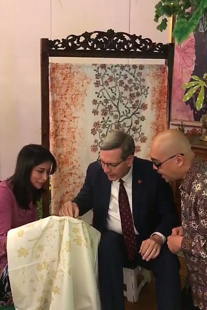 kakimimpi's tweet photo. H.E.@AmbMacArthur and Ambassador to @CanadaASEAN Kelly really "mark" the @Canada - #Indonesia friendship during #CanadaDay152 Reception by drawing batik #Kanada directly with special technique of #canthing
@TFaizasyah @gregoryelms @jokowi @JustinTrudeau
(2/5) https://t.co/hR8D0wtscT