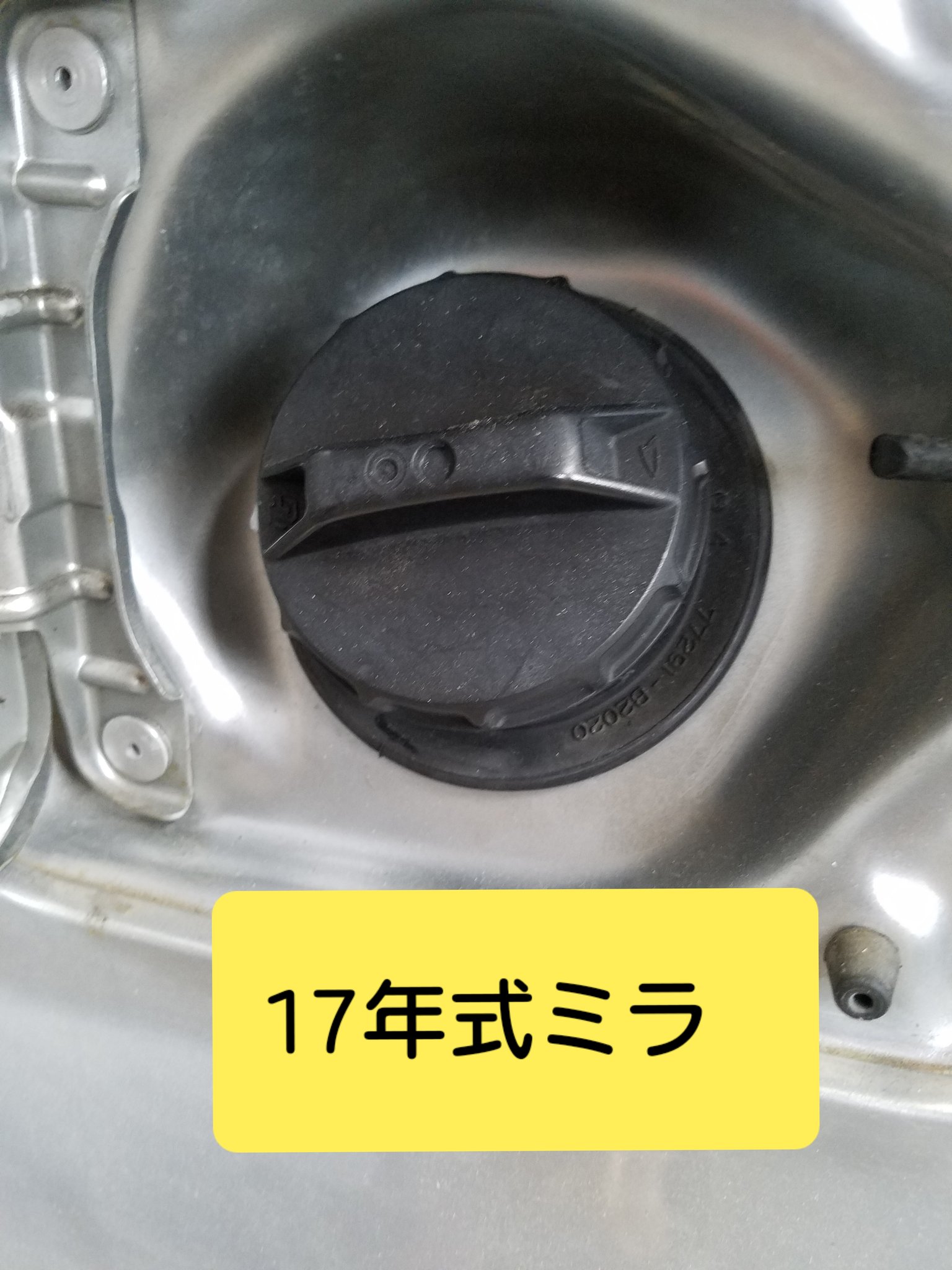 のんきな自動車鈑金屋 またホンダ車の錆び まだ新しいのに しかもこんなとこがこんなに錆びてるって異常でしょ どんだけホンダ の車は錆びるの ダイハツ車と比べてみました ホンダさんしっかり塗装してください T Co Mxtbauae4k Twitter