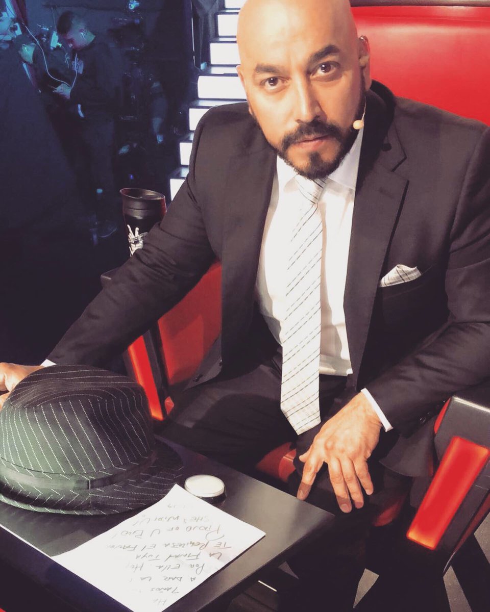 lupilloeltoro's tweet photo. Mañana sus 50 años y la siento a mi lado como cada día.
Hoy en la final de @lavoztvazteca , su sombrero, su silla y su amor están conmigo. 
I LOVE JENNI @jennirivera #JENNI50
Gracias bro! @juanriveramusic por este detalle. 
#mascabronquebonito #lavozazteca #deregresoalruedo https://t.co/wOu7VDVsMQ