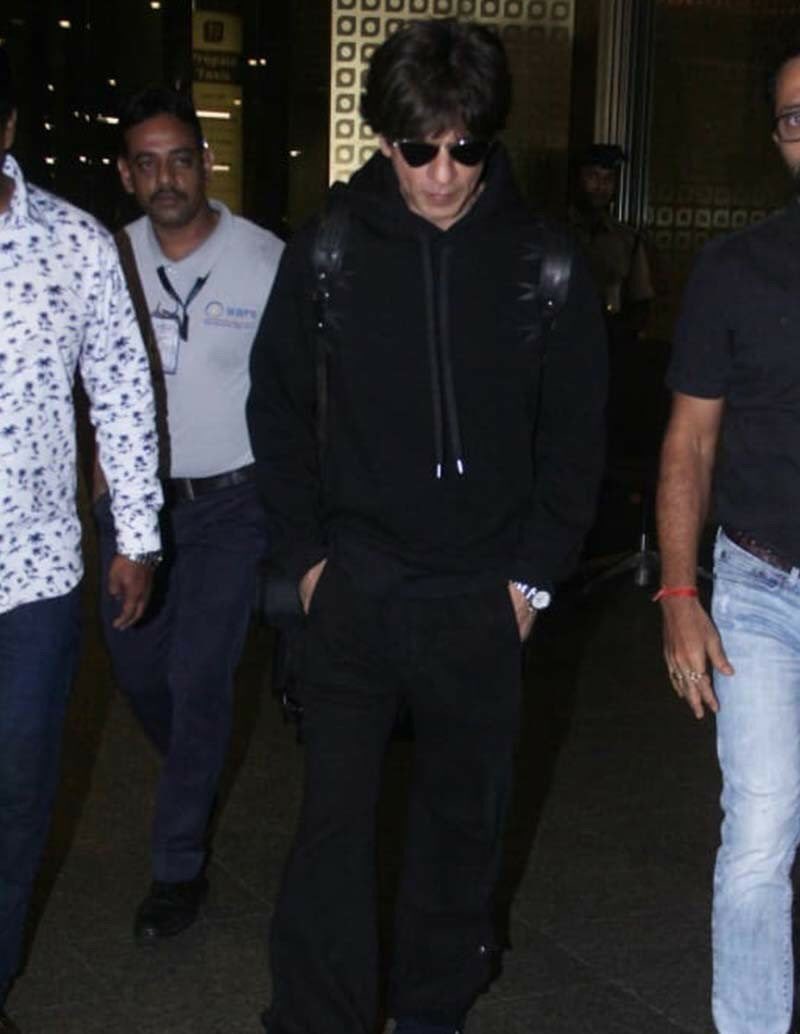 TeamSRKCFC's tweet photo. Few More New HQ Tagless Pics: Shah Rukh Khan (@iamsrk) clicked at the Mumbai airport while returning from London! https://t.co/I9T3kSDm7z