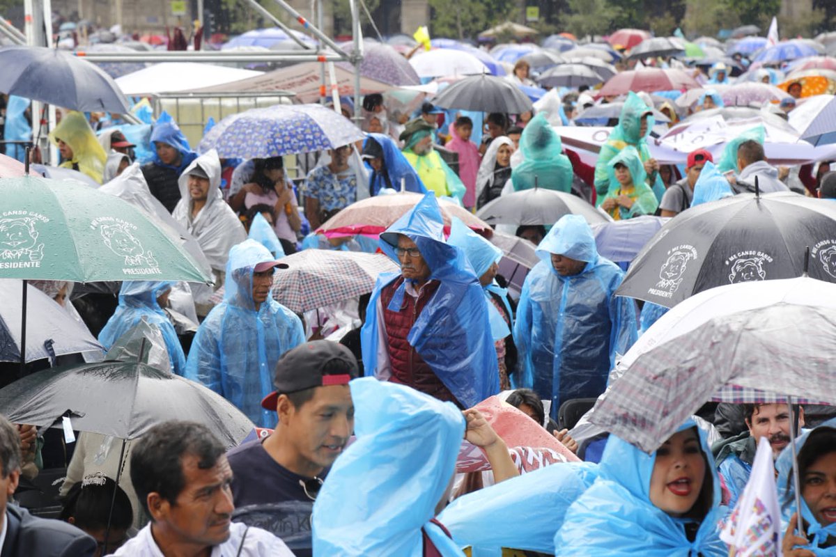 eleconomista's tweet image. Con todo y lluvia, miles de personas se han congregado en el Zócalo Capitalino para presenciar el evento músico-cultural y el mensaje que ofrecerá el presidente López Obrador. #AMLOFest.

📸 Hugo Salazar.