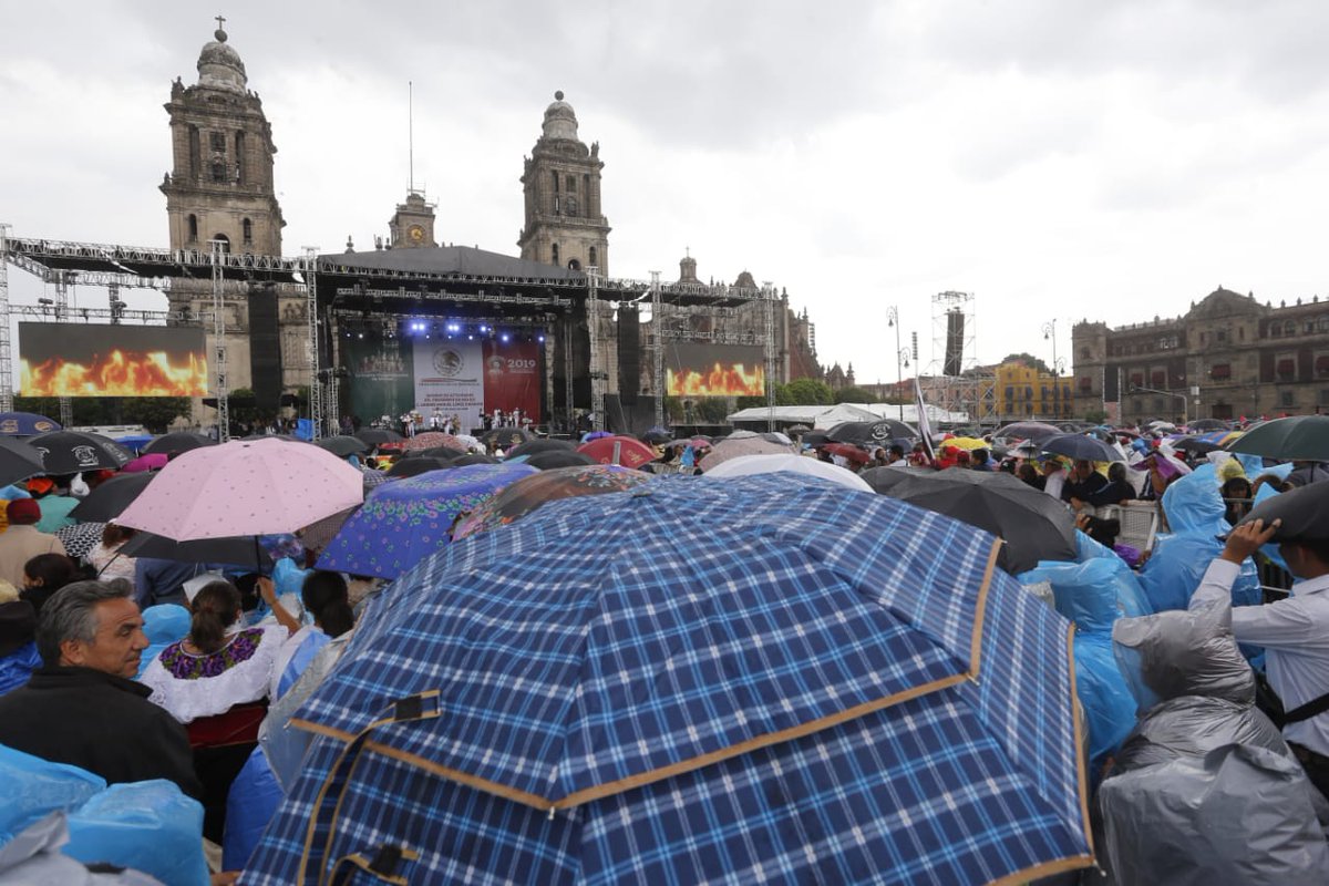 eleconomista's tweet image. Con todo y lluvia, miles de personas se han congregado en el Zócalo Capitalino para presenciar el evento músico-cultural y el mensaje que ofrecerá el presidente López Obrador. #AMLOFest.

📸 Hugo Salazar.
