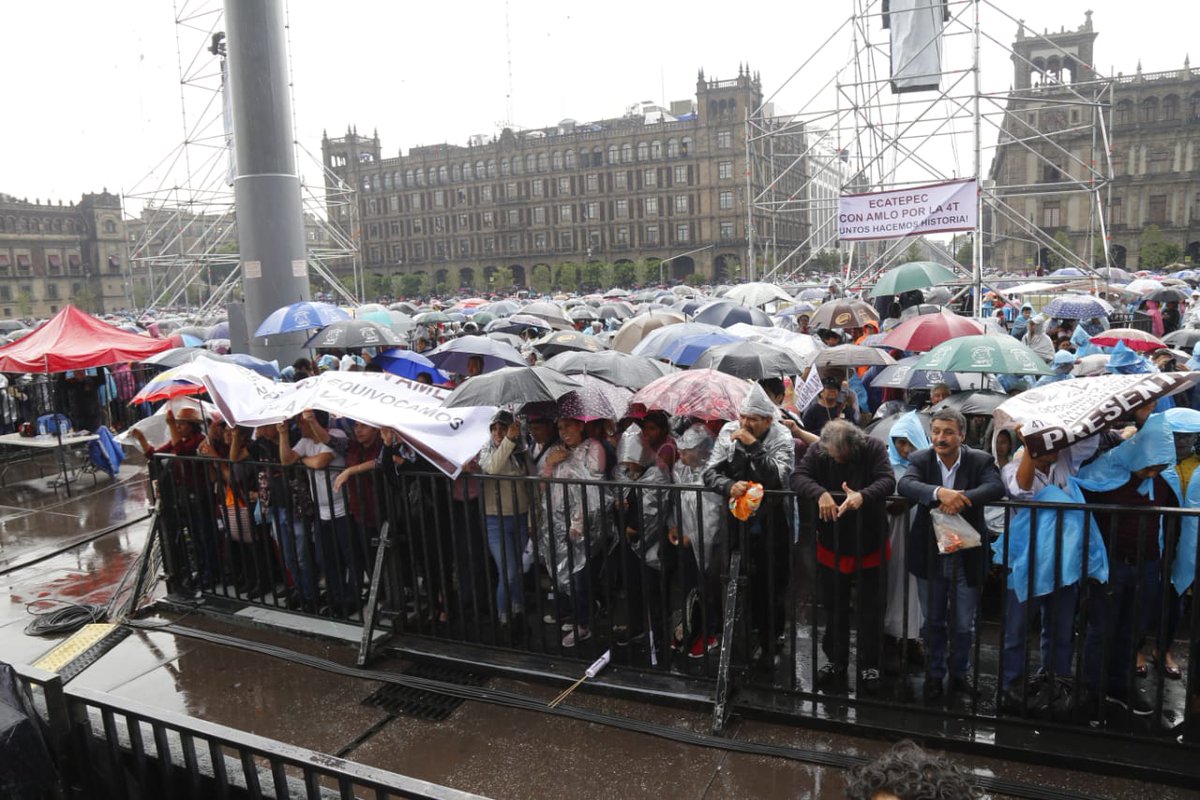 eleconomista's tweet image. Con todo y lluvia, miles de personas se han congregado en el Zócalo Capitalino para presenciar el evento músico-cultural y el mensaje que ofrecerá el presidente López Obrador. #AMLOFest.

📸 Hugo Salazar.