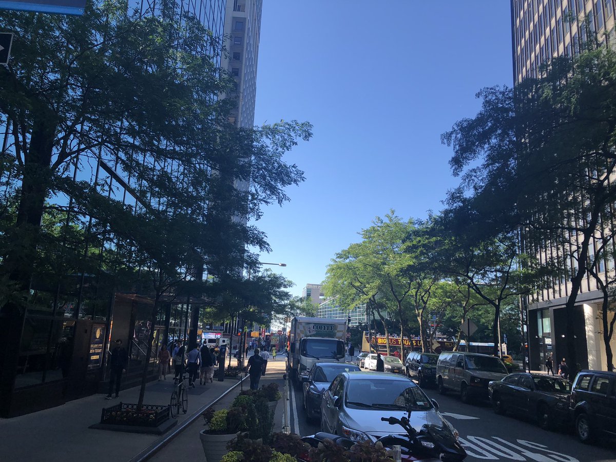 GothamIphone's tweet photo. #beforeandafter paid a visit to the #financialdistrict for an #iphonerepair thanks for calling #gothamiphone it was #quickandeasy #wecometoyou #nyc no need to cut your fingers when using the phone!! #screenrepair takes about 15/20 minutes! #thankyou https://t.co/179AM6Q5TR
