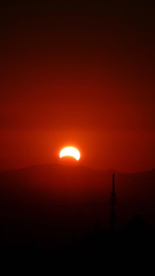 ponchort's tweet photo. Algunas fotos de eclipses tomadas anteriormente por mi:
La primera fue del eclipse del 13-11-2012 tomada desde Las Condes, la segunda fue del eclipse del 15-2-2018 tomada desde Calera de Tango #EclipseSolar2019 #EclipsesChile #EclipseTotal #eclipse https://t.co/lWAbyfwnxx