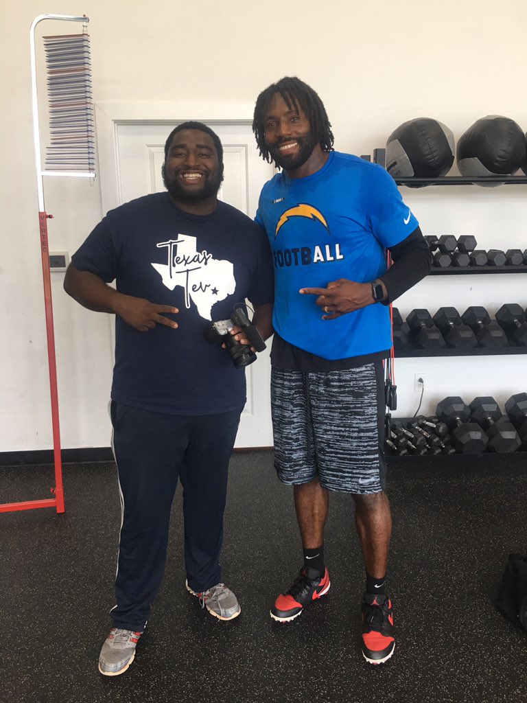 TevinStuddard's tweet photo. Yesterday @CRO31 followed me
To my surprise, he seen my work and enjoyed it
He hired me to film his sessions with athletes
I love how he shares his faith and makes it all about the kids
2 weeks ago I was headed to Dallas but God had different plans #TexasBlessedUs
#TexasTev https://t.co/R8fQRjgu6n