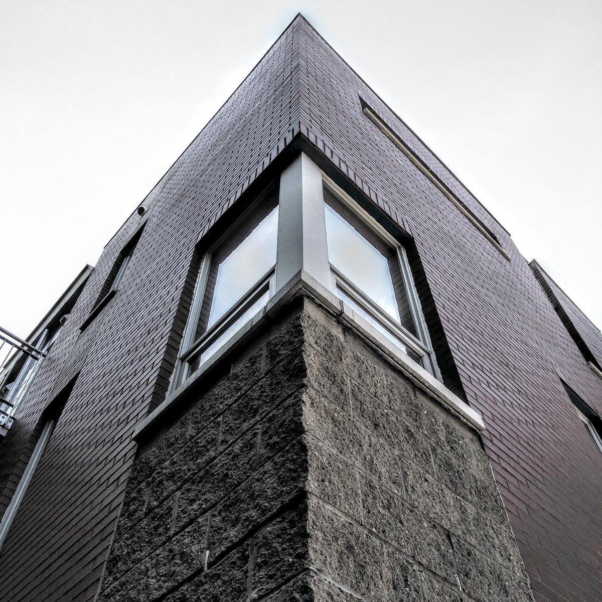 leecalisti's tweet photo. More corners are here. I was taking pictures while I was out back grilling. (https://t.co/YAL3lejfU0)
#architectslovecorners 
#architecthouse 
#modernhouse https://t.co/oMbvxCSEFB