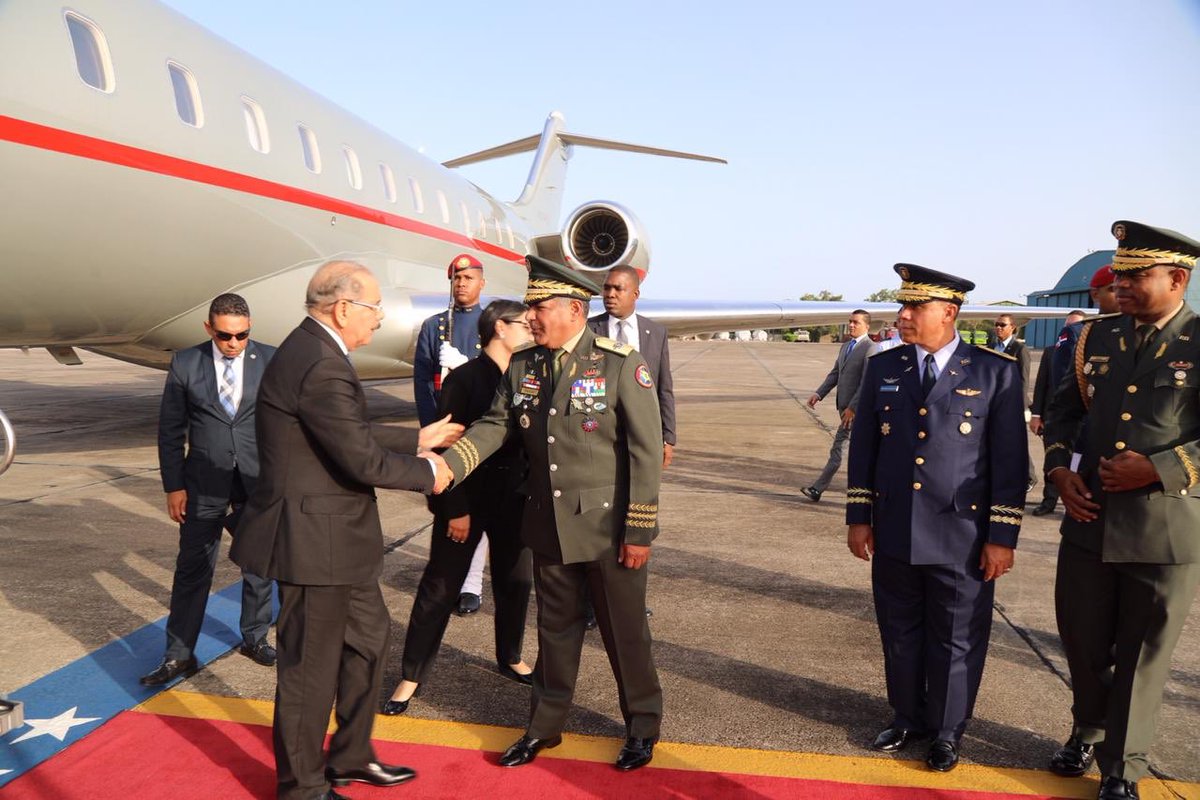 MDefensaRD's tweet photo. [AHORA] | El Excelentísimo Señor Presidente @DaniloMedina regresa  al país  luego de  asistir a toma de posesión de @NitoCortizo . 

Le recibe el Ministro de Defensa Tte Gral. Rubén Dario Paulino Sem E.R.D.
#MideRd #MideTeInforma https://t.co/768NRbAYsi