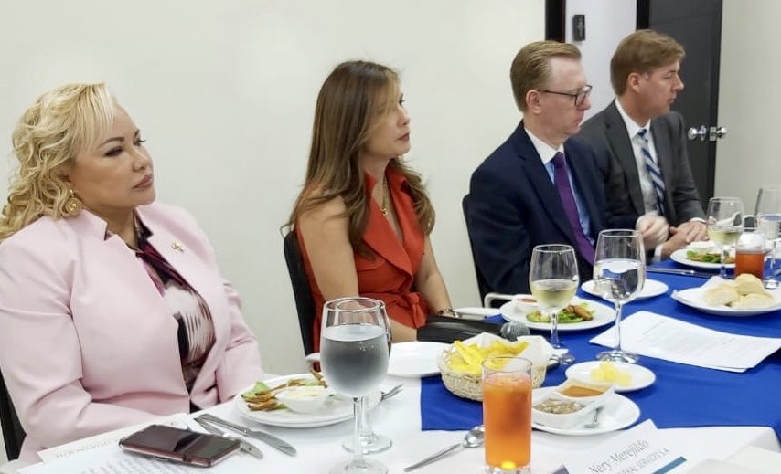 neryjac_nery's tweet photo. Un privilegio para @amchamgye recibir en nuestra sede al #Embajador de @usembassy_quito #Bienvenido #MikeFitzpatrick tenemos la certeza que su trabajo contribuirá positivamente al #Ecuador https://t.co/gCtEXzxzkW