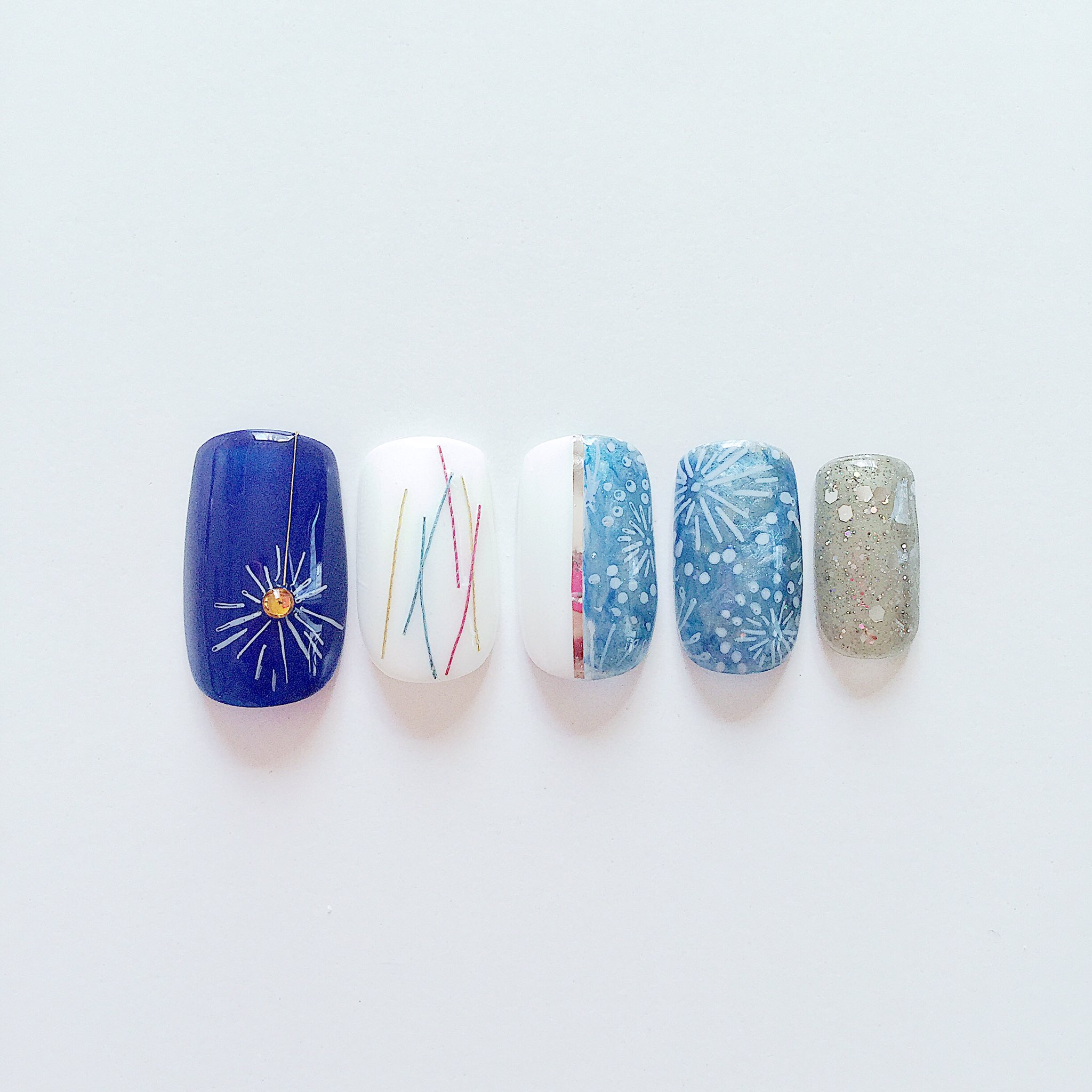 しろくまnail 花火のネイル 親指は線香花火のイメージを 青系で大人っぽく仕上げてみました 今週は夏祭りをテーマに 載せていきますのでどうぞご覧下さいませ セルフネイル スタンピング 花火 線香花火 夏祭り 夏ネイル ネイル好きさんと
