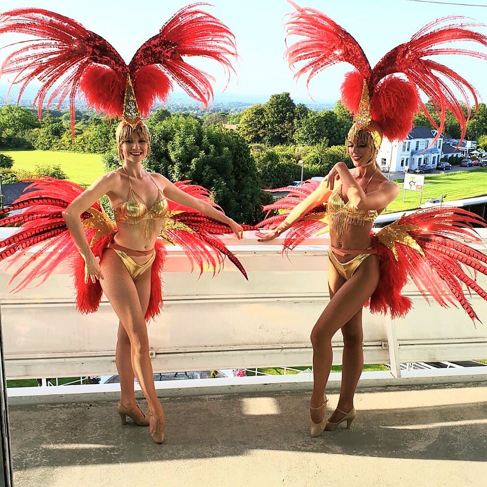 SupremeSGirls's tweet photo. @EpsomRacecourse we don’t know what was more beautiful - your venue or our girls! 😍❤️ https://t.co/WgZBSpOlkC