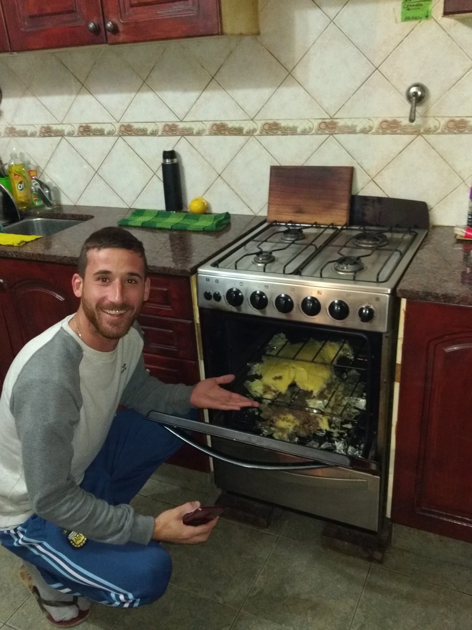تويتر \ santî على تويتر: "A mi hermano solo le pasa que cocina y explota el  pastel de papa en el horno jajaajajaja todo lleno de vidrio  https://t.co/14hsmECwjl"