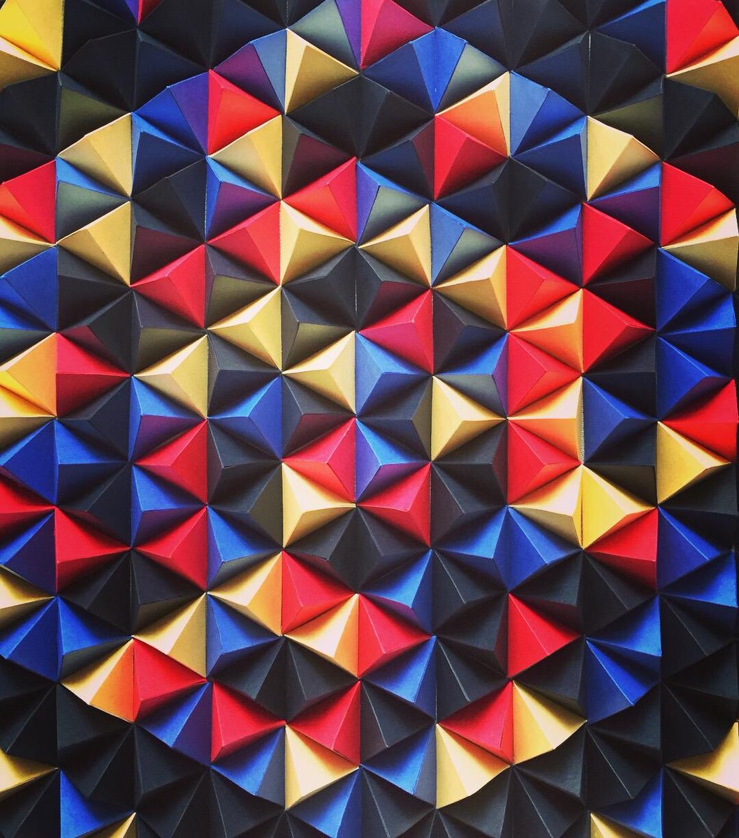 Ethosarte's tweet photo. 折り紙 el arte que consiste en el plegado de papel sin usar tijeras ni pegamento para obtener figuras de formas variadas, muchas de las cuales podrían considerarse como esculturas de papel. #artistaethos https://t.co/d318VTex4h