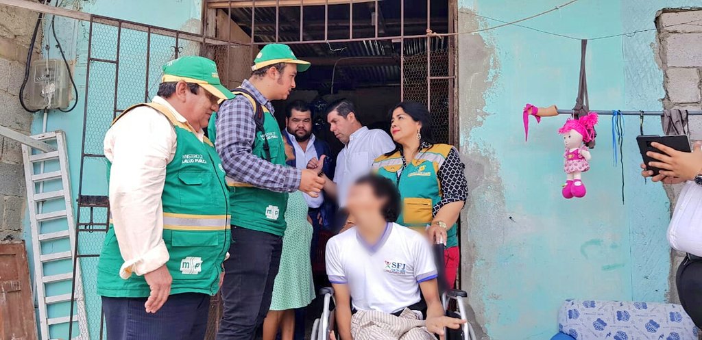 DPS_LosRios's tweet photo. En #Playas, @MarthaCedenoR de @Salud_CZ5, @raulclementelh de @GoberdelGuayas realizan entregas de ayudas técnicas a personas con discapacidad de barrios Playa 2 y Cristalina, gracias al Gobierno Nacional que se preocupa por atención a sectores vulnerables y prioritarios del país. https://t.co/BmXJBrV74S