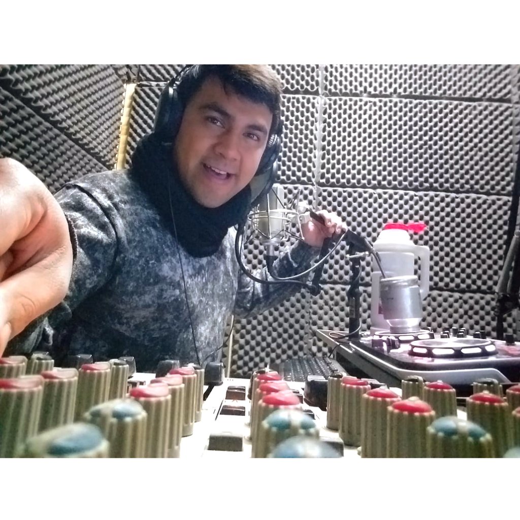 fmboxcolon's tweet photo. Lunes #ArranqueDeSemana *ASISTENCIA-PERFECTA En el 104.5 
#QueHaces?? #Sumatee
🎧: @Jorgito__DJ 
☎: 3447-575999
💻: https://t.co/k7k4TkDtf8 https://t.co/HCdbzdlao1