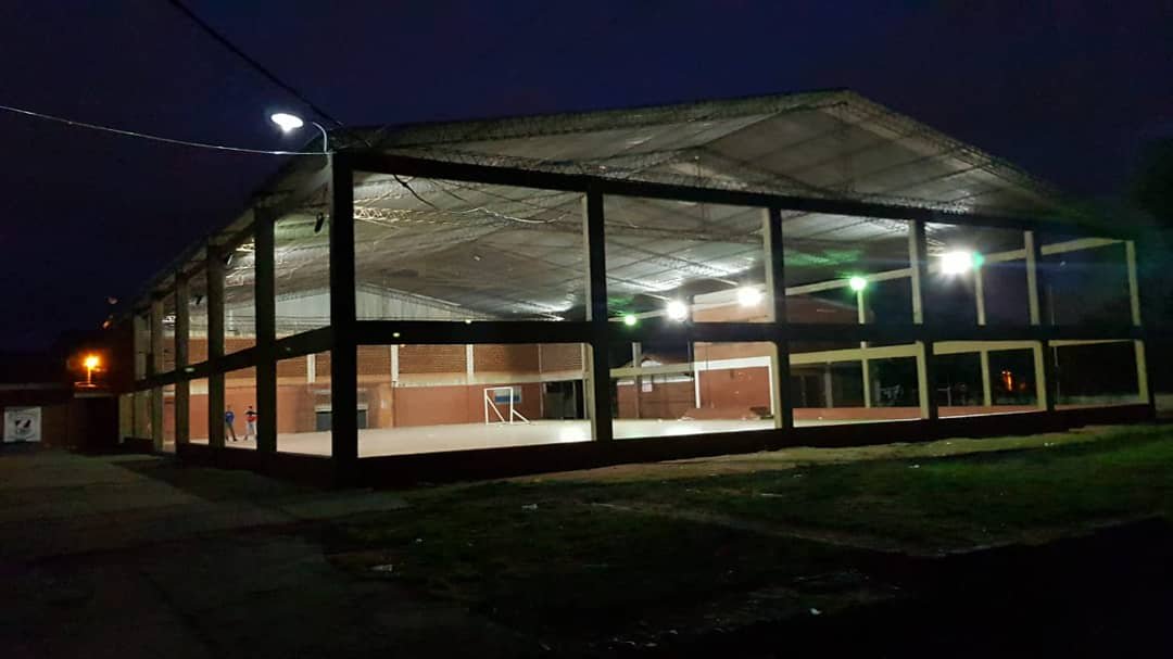 ExaCNNUTorneo's tweet photo. ☝️Y se hizo la luz!!.. Prueba de luces... así luce la nueva lumínica del polideportivo CNNU, gracias al aporte de todos los exas del Torneo Exa CNNU por tan magnífica obra. 👏👏👏👏👏 https://t.co/3hqK1LxC1e