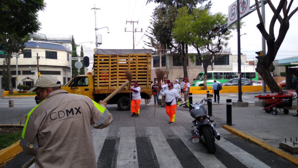 Realizamos limpieza en varios #Camellones como el de Real del Monte, Necaxa, Rómulo Escobar y Glorieta de Progreso. 🌲🧹