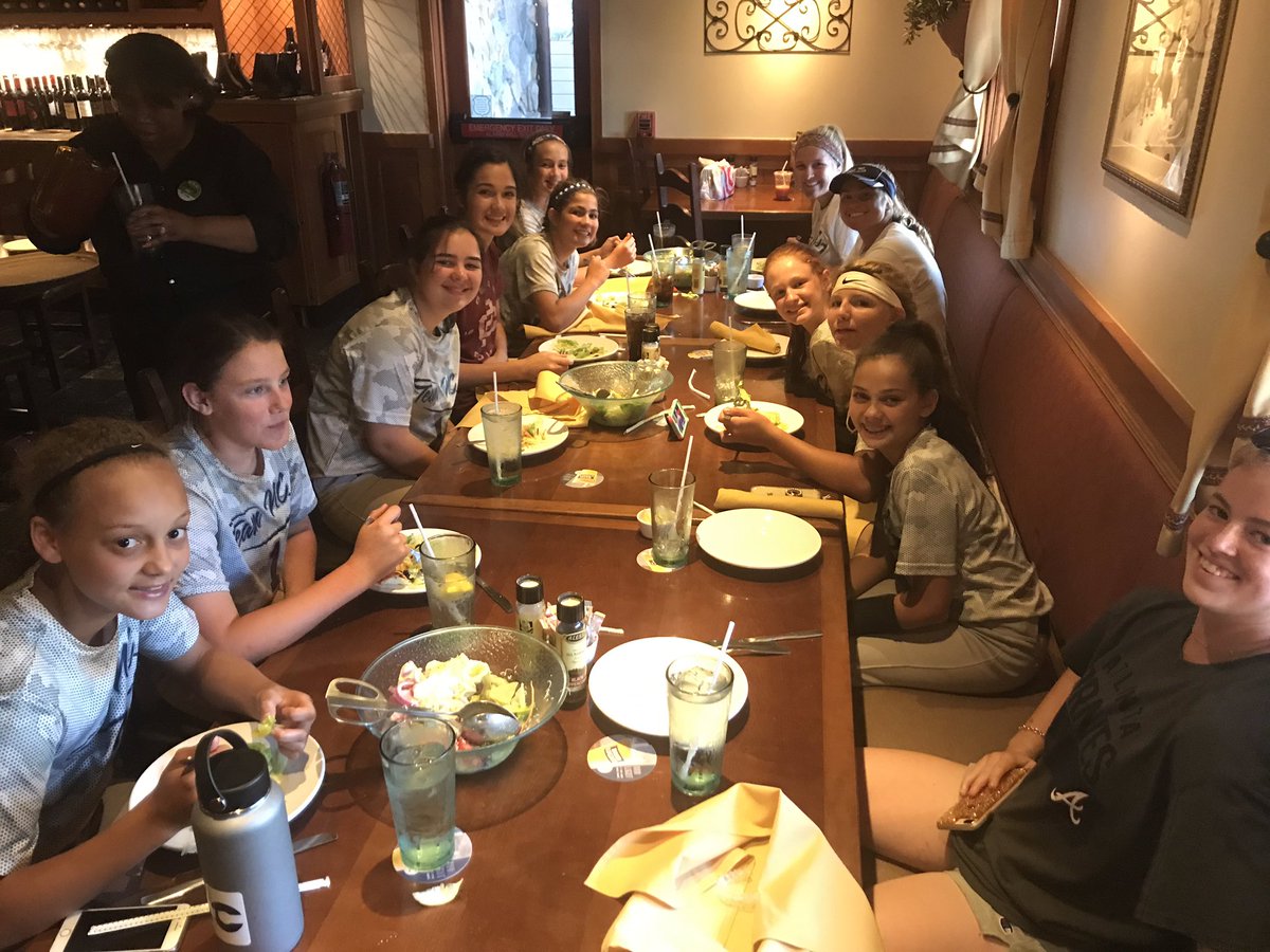 TeamNCBaylog18U's tweet photo. Fun first day! Had a nice practice game win over SoCal Athletics 3-2 &amp; then we took some measurements!

Next GM tomorrow @ 9:45am then the Braves are hosting the Phillies!

#carbingup @olivegarden https://t.co/UtM66SDNAD