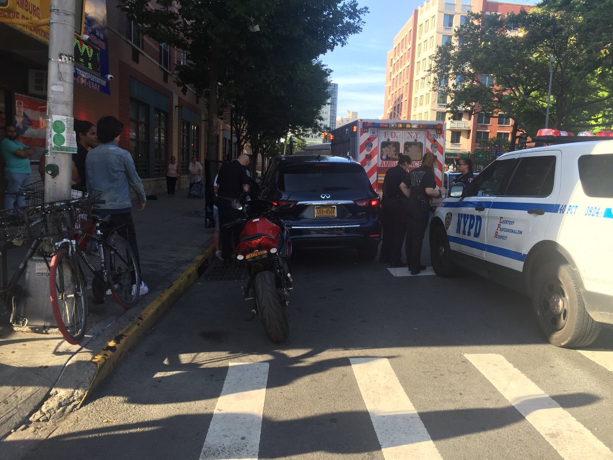 cypresswj's tweet photo. @NYPD40Pct @NYPDauxiliary @NYPDPBBronx it’s obvious that they’re not aware of the vision zero.  Safety first. #operationcodered gone wrong 😎👈🏽 https://t.co/AmZ74luspk