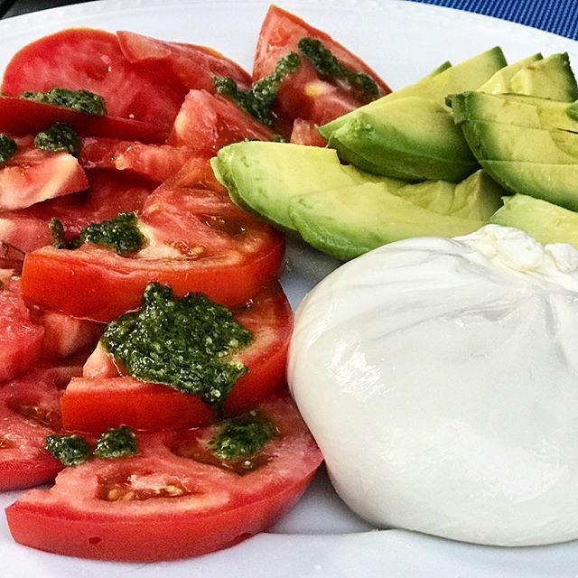 DLSPR's tweet image. Summer eats #burrata #heirloomtomatoes #avocado #summervibes ift.tt/2JmDdLB