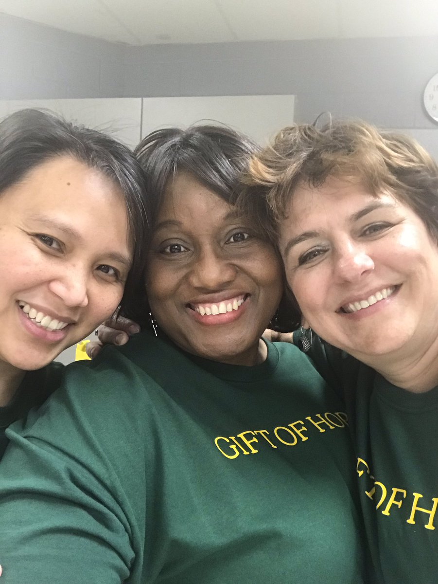 avrilmriley's tweet photo. Gift of hope project was a blessing to single parents #hope #Community #singlemom #singledad #feedthechildren https://t.co/TlxllEp5w1