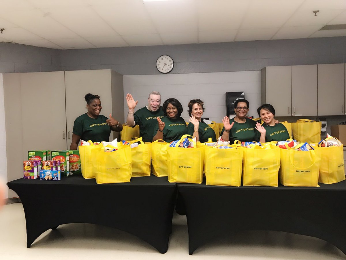 avrilmriley's tweet photo. Gift of hope project was a blessing to single parents #hope #Community #singlemom #singledad #feedthechildren https://t.co/TlxllEp5w1