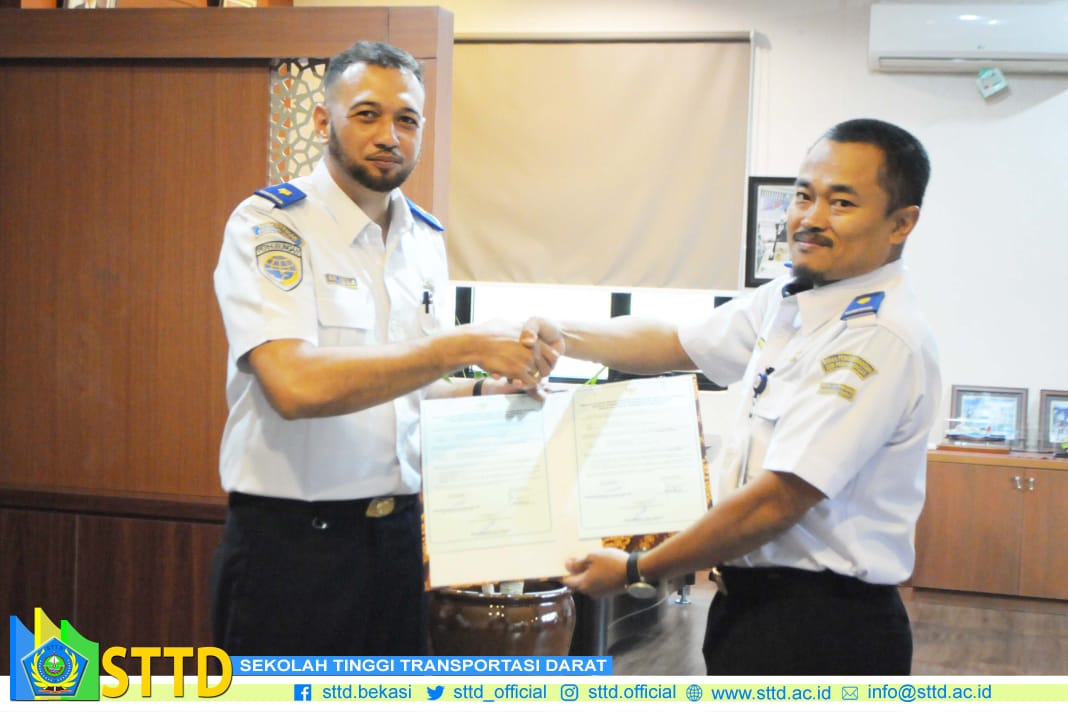 PTDISTTD's tweet photo. Ketua Sekolah Tinggi Transportasi Darat (STTD) Eddy Gunawan, ATD, https://t.co/HIqxPNcUj6, memimpin prosesi serah terima jabatan (sertijab) pejabat di lingkungan STTD.
#sttd #sertijab #bpsdmp #kemenhub151 https://t.co/rxMdzFA0jU