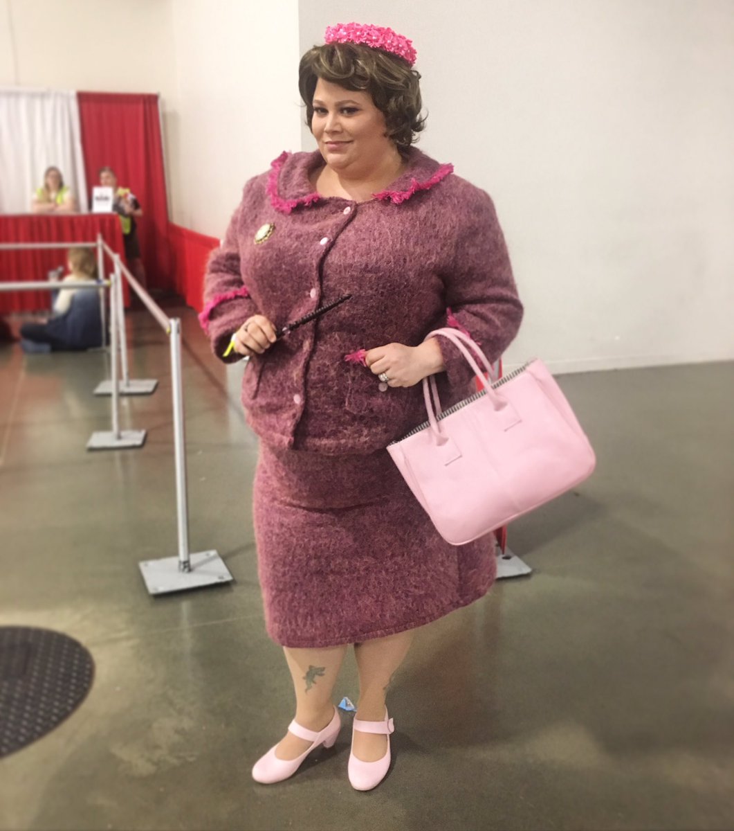 66vadergirl's tweet photo. Dolores Umbridge @Sweets4aSweet #harrypotter #cosplay #costumer #DoloresUmbridge #mccc #motorcitycomiccon https://t.co/eY0BbKgnjs