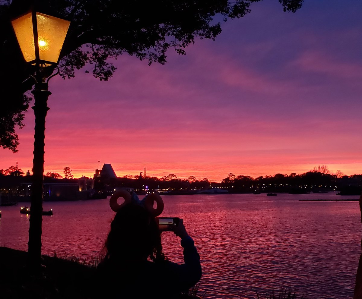 lizzycrickets45's tweet photo. EPCOT sunset &amp; Disney donut ears ~ bliss that I miss! https://t.co/lqDAME7Z6s