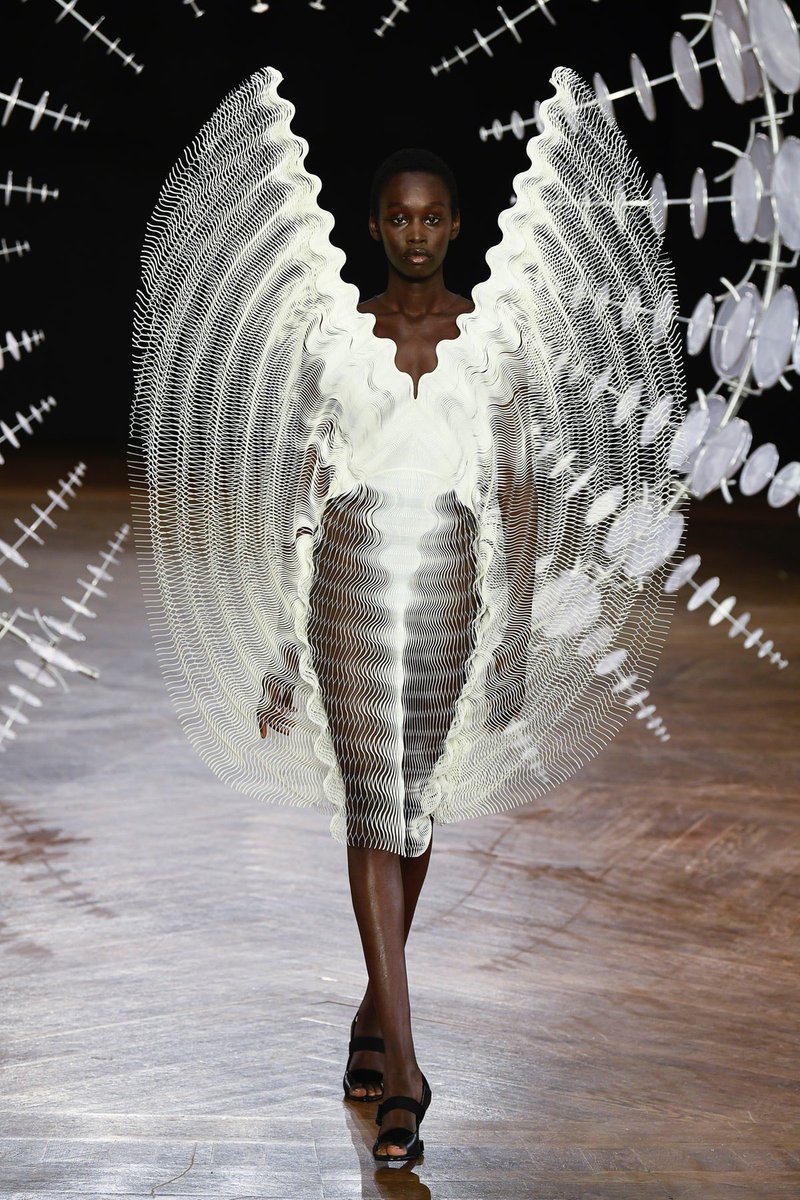 How stunning is this #irisvanherpen #parishautecouture 2020 collection 🤩🤩 #SAFashionhandbook #chooseday