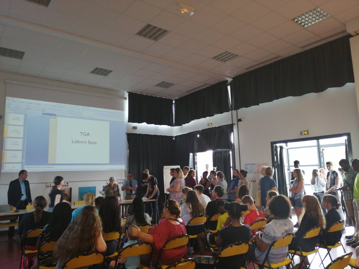 ChampDeClaye's tweet photo. Remise de prix aux élèves les plus méritants et qui ont fait preuve de sérieux et de volonté toute l'année scolaire. 
Bravo à eux ! https://t.co/5dhgeS9bhc