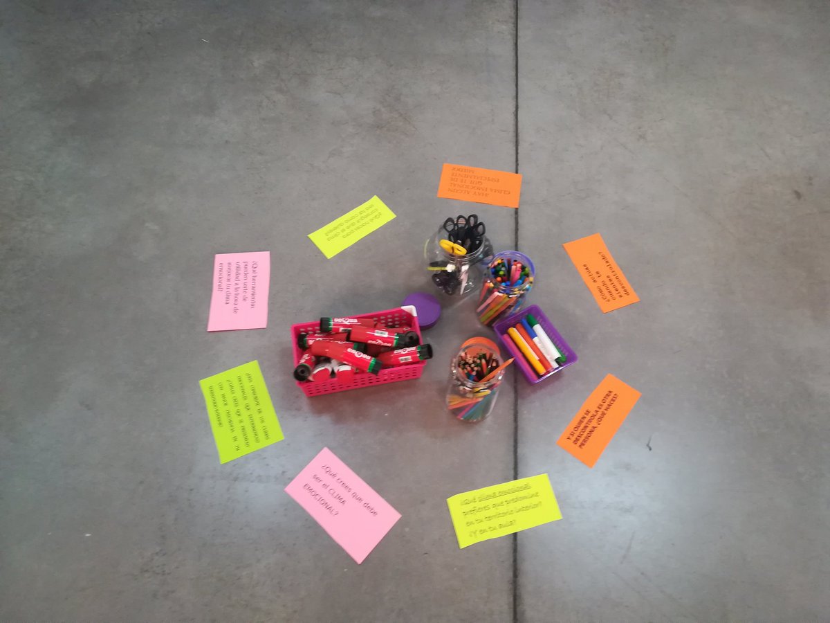 giselfontanet's tweet photo. Comencem una nova sessió :maletí de recursos pedagògics, amb @Isabcoaching de @fundacioambit. Una aturada necessària per seguir creixent https://t.co/vlQ6HVOHif